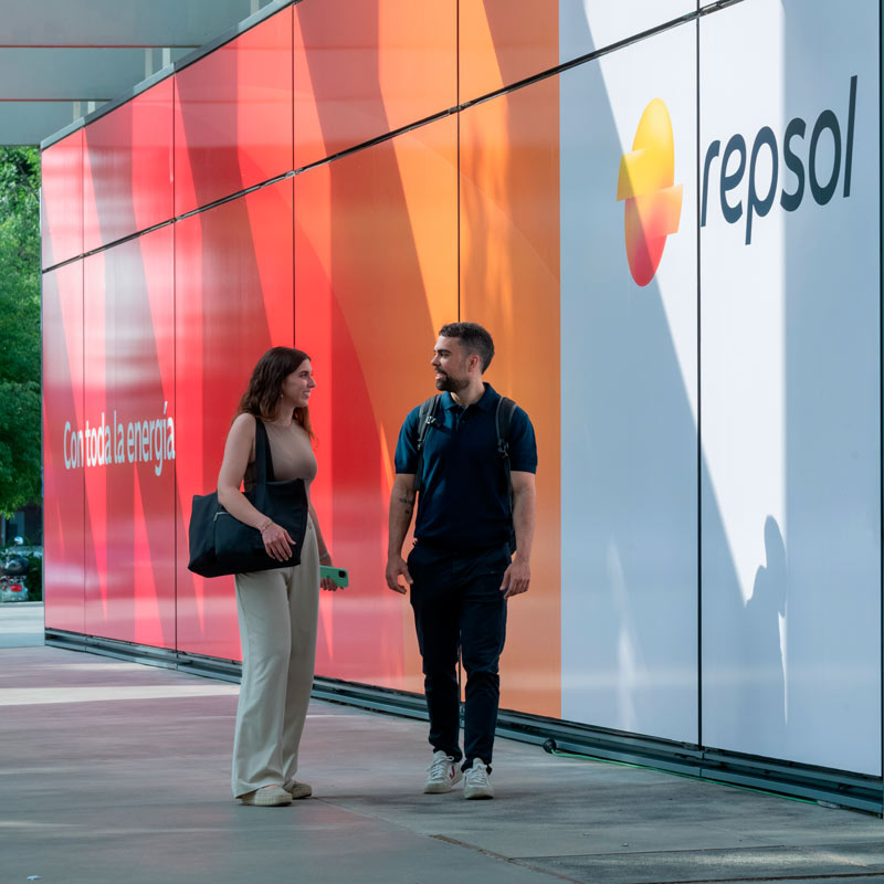 Personas frente a Campus Repsol