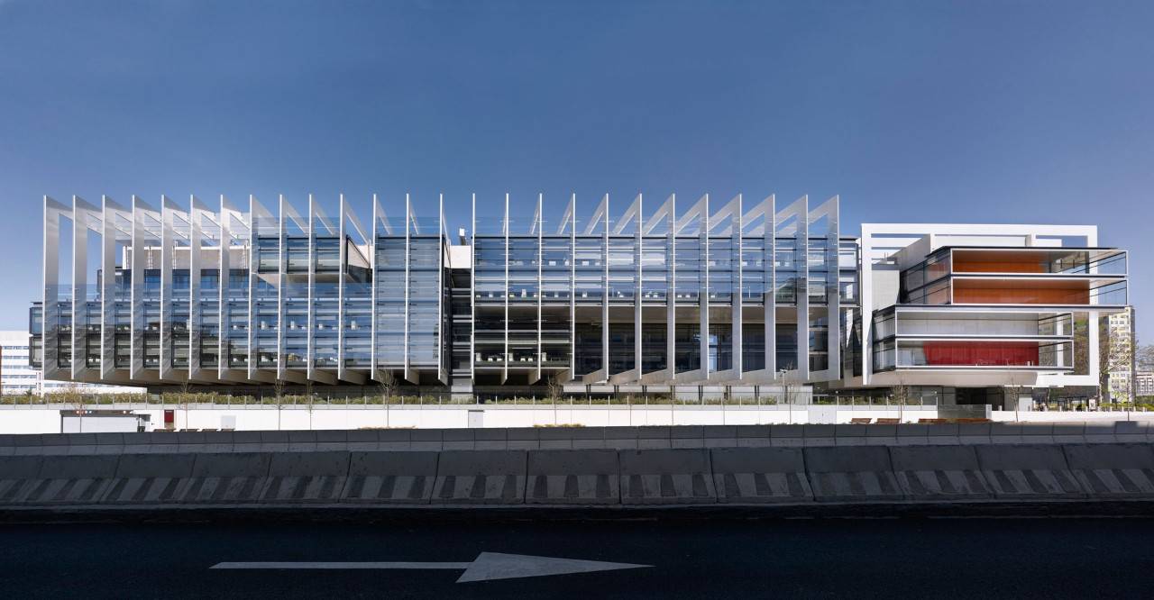 Imagen frontal del edificio Campus Repsol en Madrid España