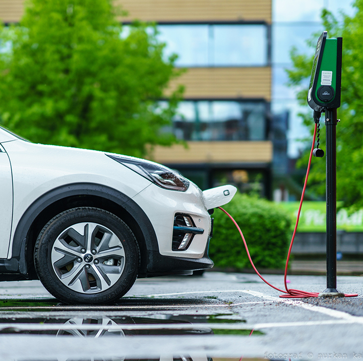 vehículo eléctrico recargando energía