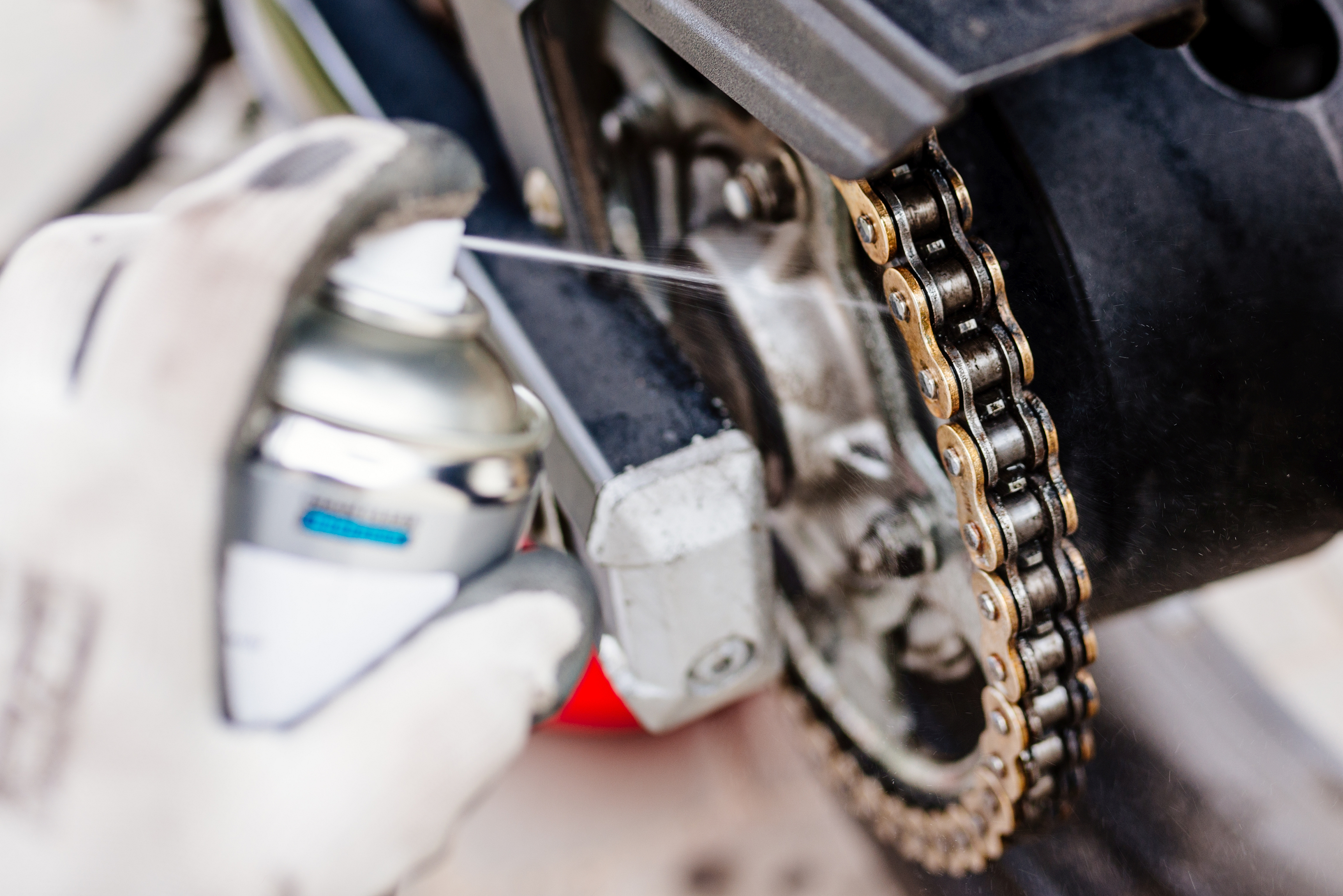 Como limpiar y lubricar la cadena de la motocicleta 