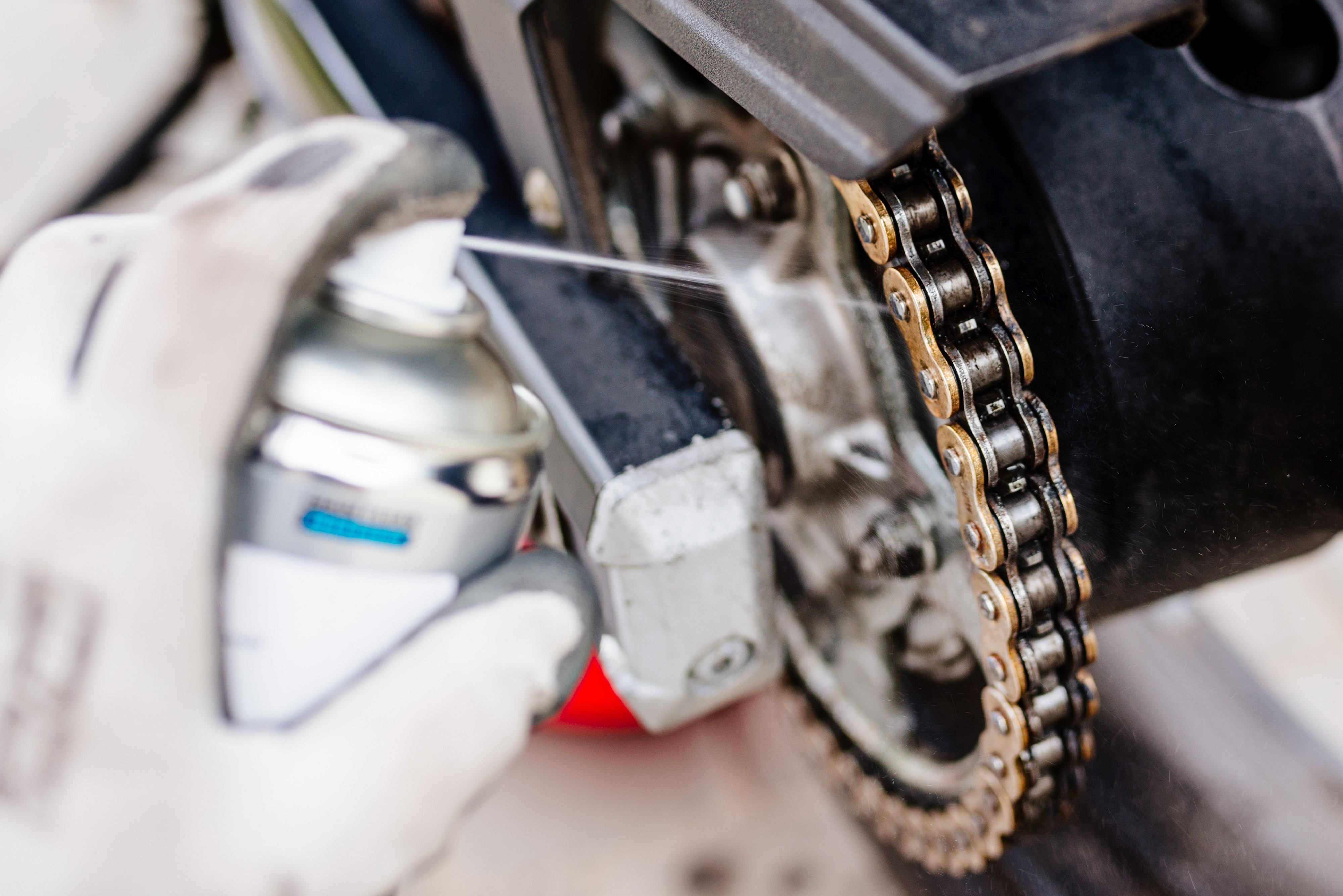 Aprende a limpiar y desengrasar la cadena de tu moto | Repsol