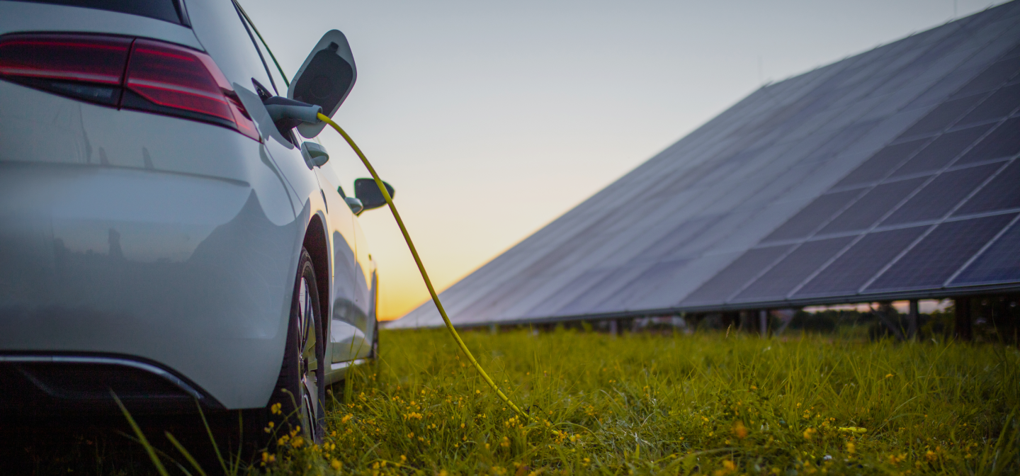 Un coche recargando energía eléctrica procedente de paneles solares