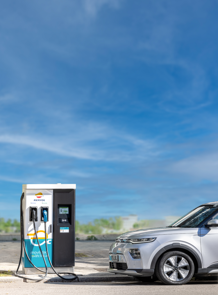 Detalle de carga de un coche eléctrico