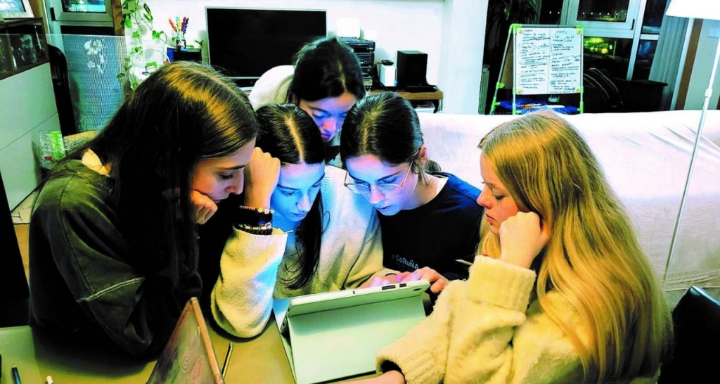 Niñas delante de una tablet