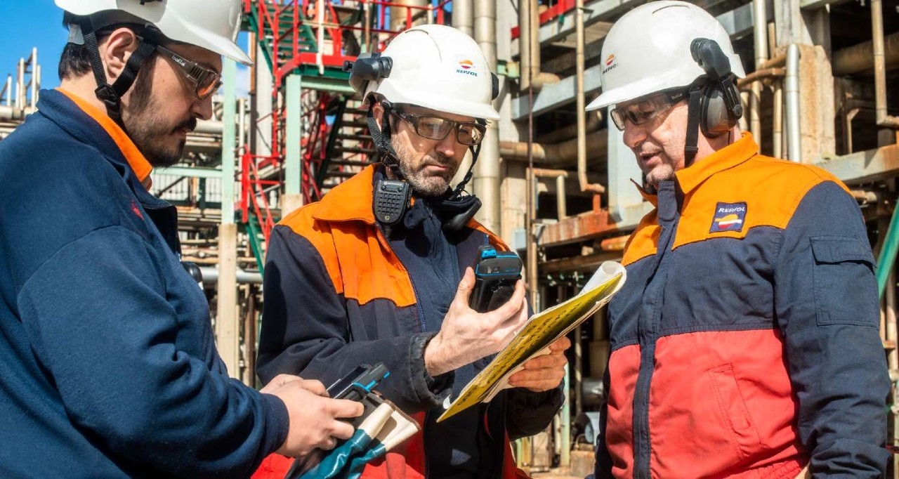 Tres operarios del complejo trabajando