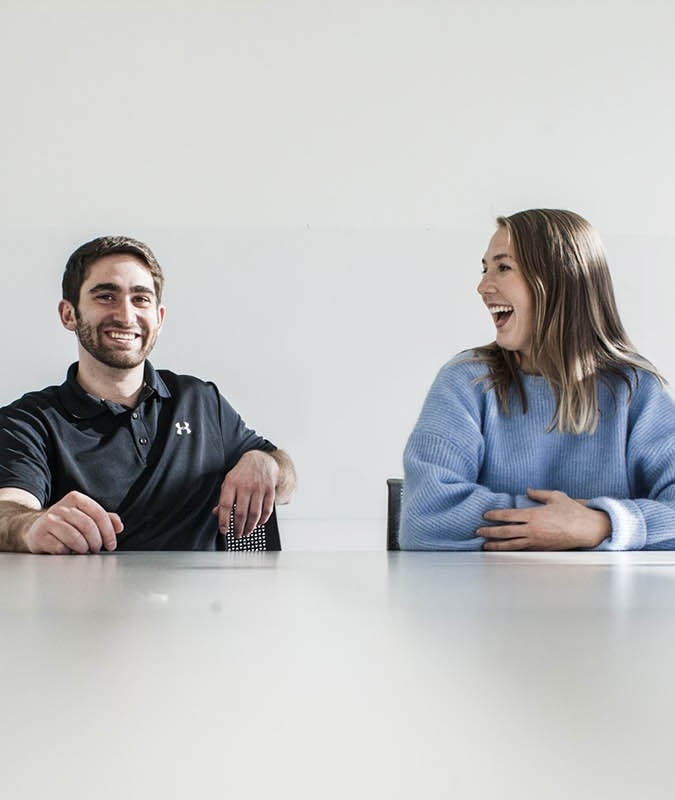 estudiantes-mesa-sonriendo.jpg