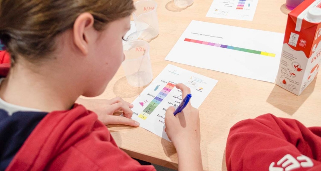 Niña con tabla de medición de acidez