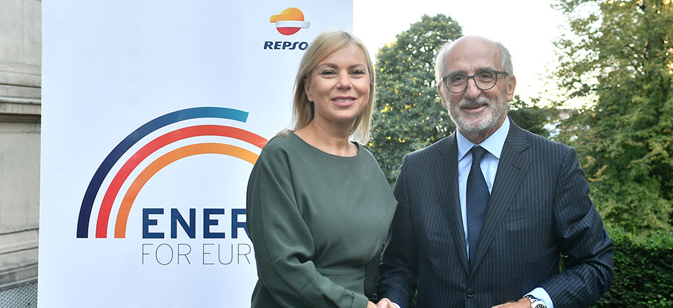 De izquierda a derecha la Comisaria europea de Mercado Interior, Industria, Emprendimiento y Pymes, Elżbieta Bieńkowska, y el Presidente de Repsol, Antonio Brufau. 