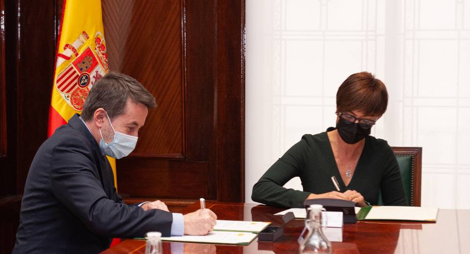 Josu Jon Imaz and María Gámez signing the collaboration protocol 