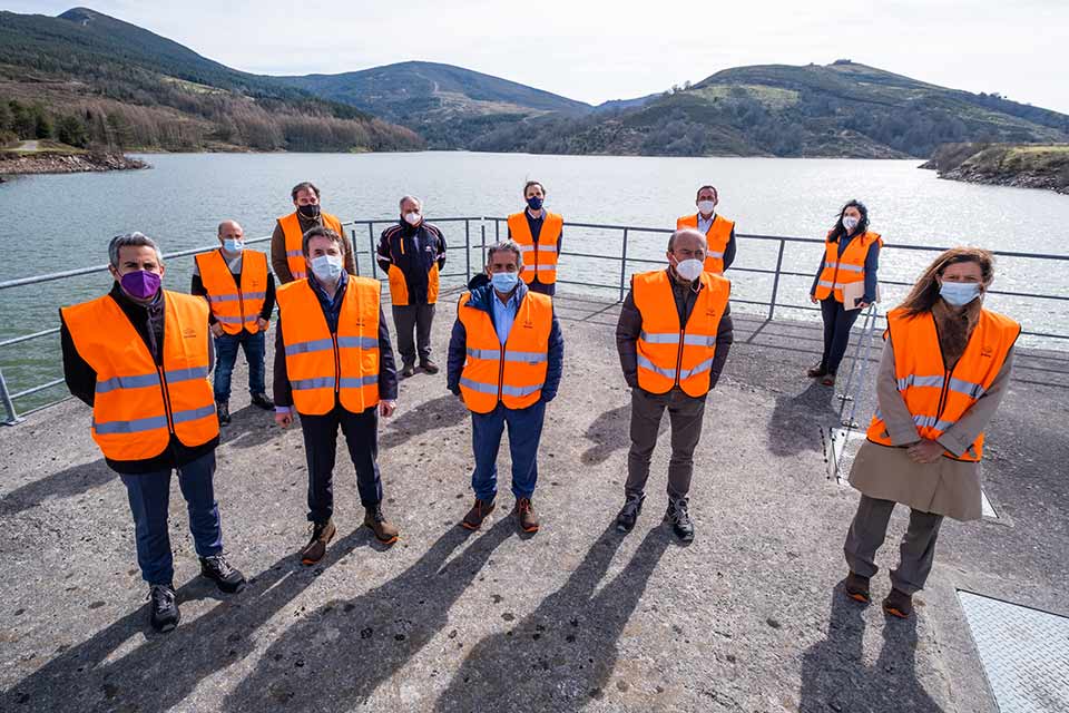 Shot of Repsol CEO, Regional President of Cantabria, and other representatives at the Aguayo hydroelectric plant 