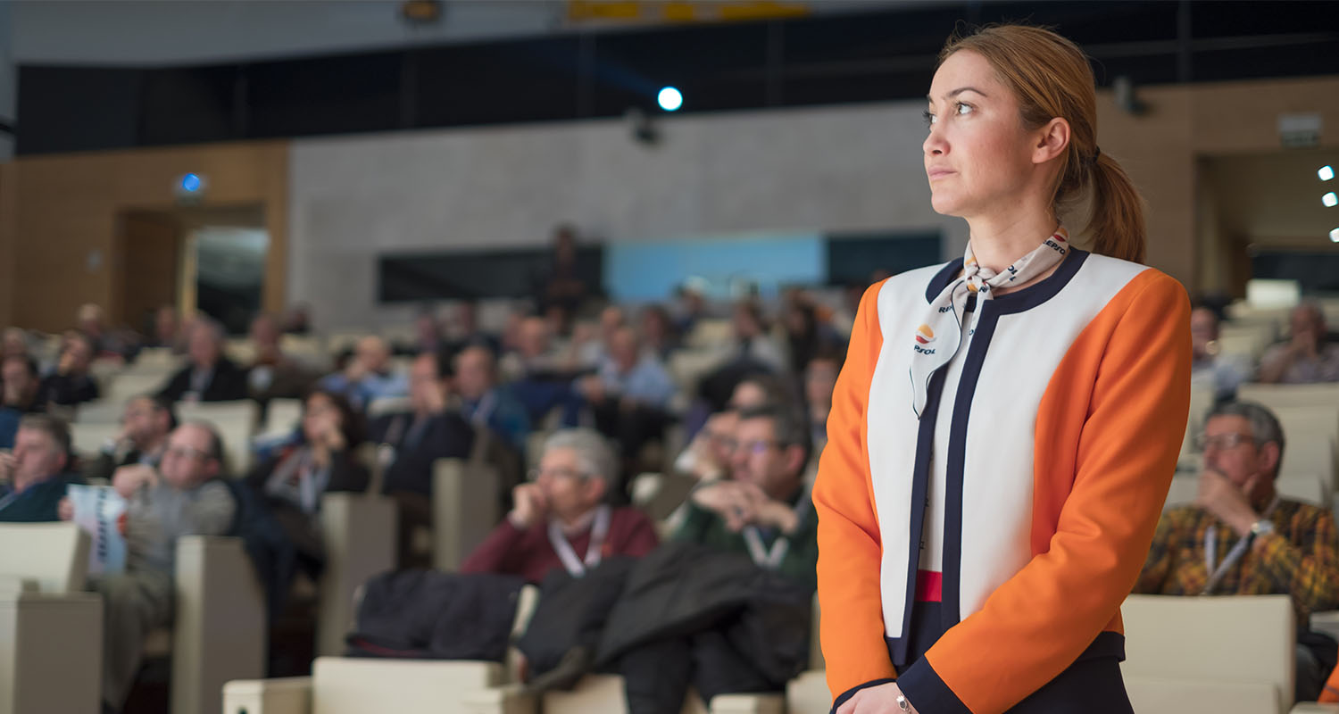 Stewardess in an AGM