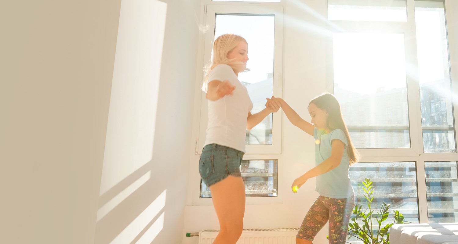 Una madre y su hija bailando