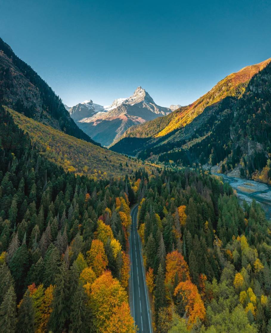 Una carretera atravesando un paisaje montañoso