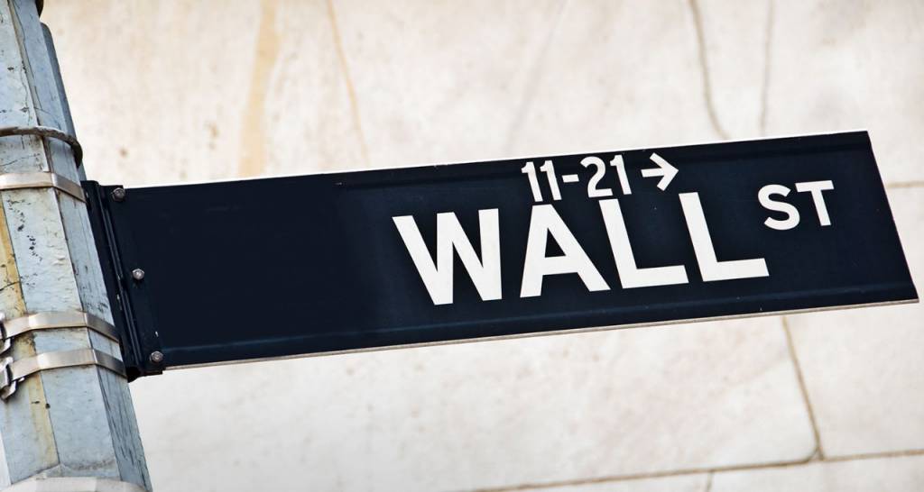 Cartel indicando la dirección de Wall Street