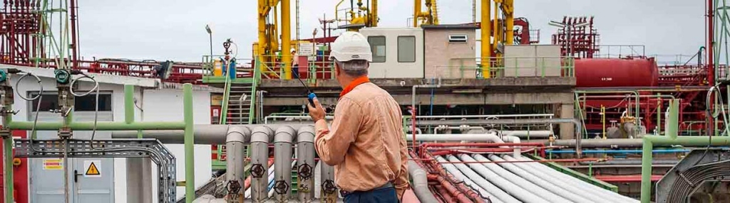 Image of an operator's back at one of the Repsol industrial complexes
