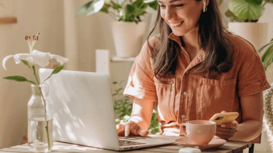 Woman in front of a computer having breakfast