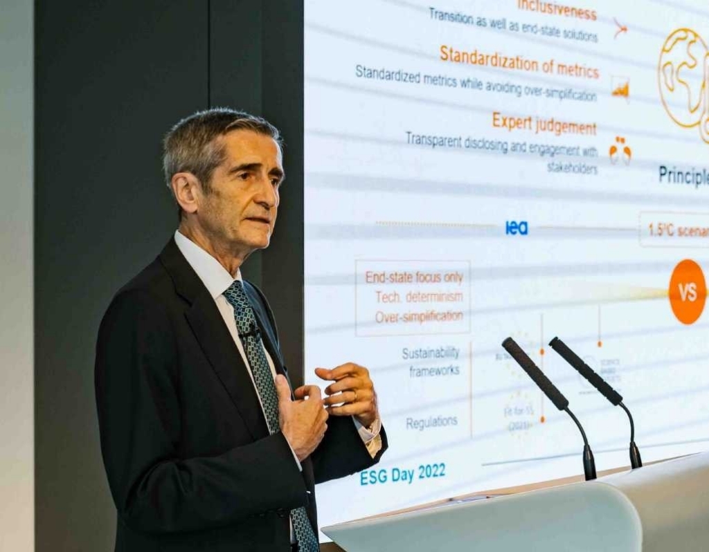 Luis Cabra presenting on ESG Day 2022