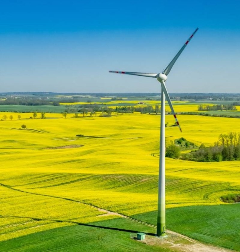 Un aerogenrador en un campo verde