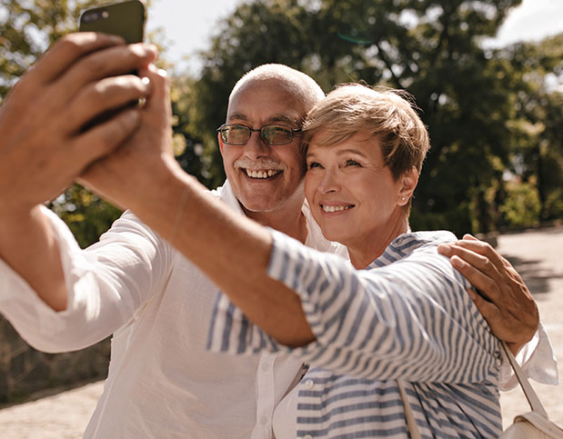 Una pareja sacándose un selfie