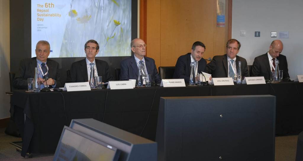 Seis ponentes, entre ellos Josu Jon Imaz y Mariano Marzo, sentados en una mesa delante de una proyección del Repsol Sustainability Day