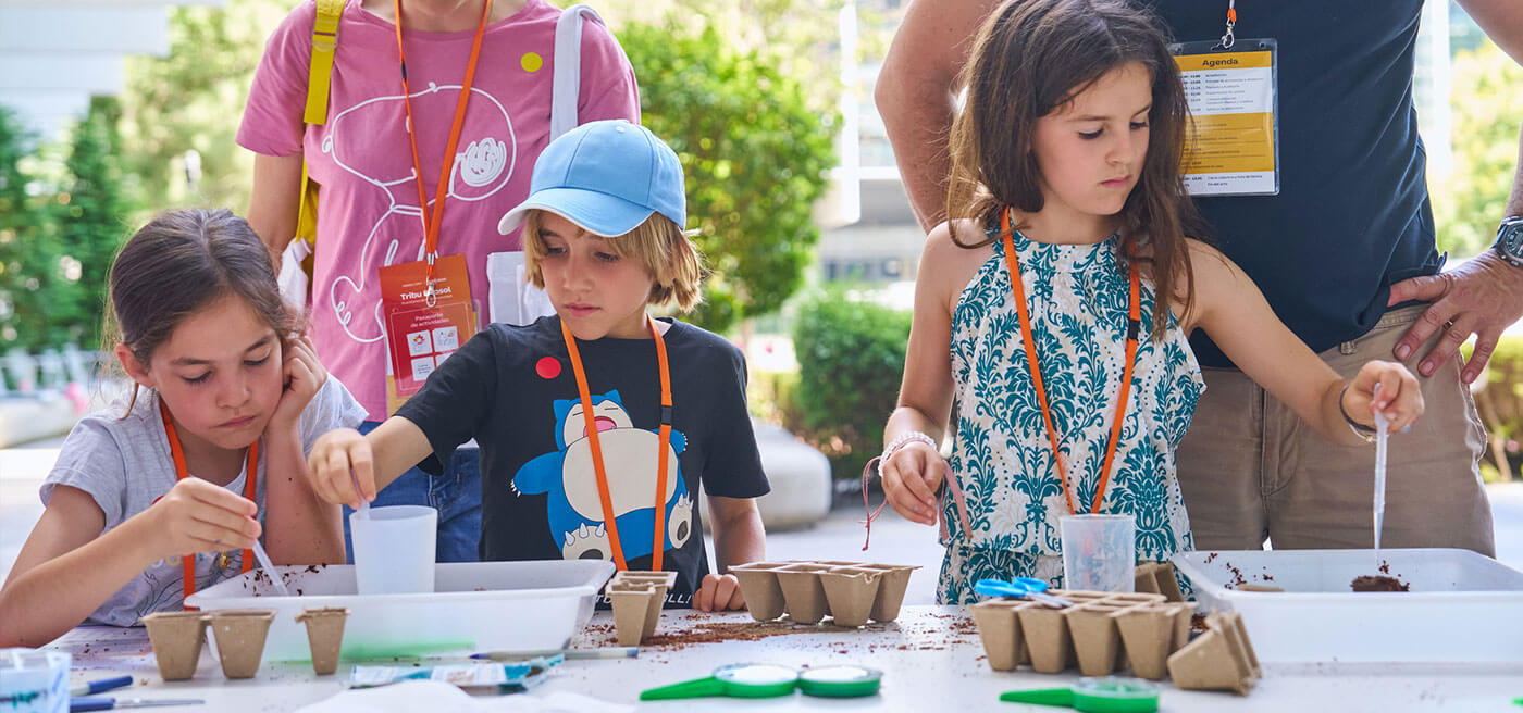 Familias realizan actividades educativas sobre biodiversidad al aire libre en la segunda edición de la Tribu Repsol.