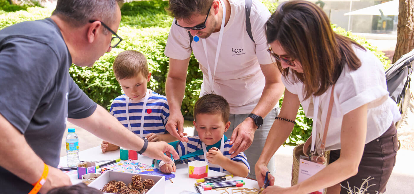 Niños y adultos participan en un taller de construcción de hoteles para insectos durante el Family Day en Campus Repsol.