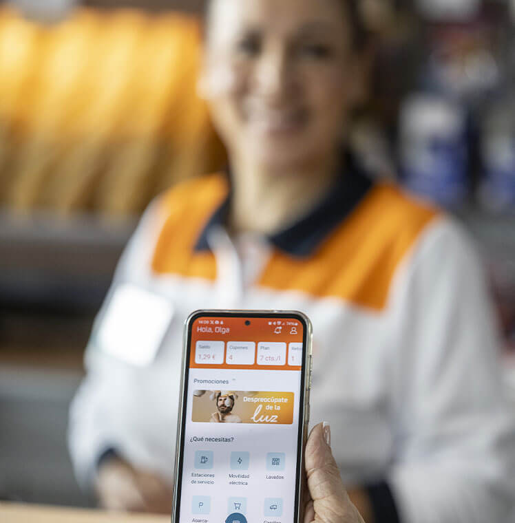 Un cliente utilizando la app Waylet en una estación de servicio de Repsol. 