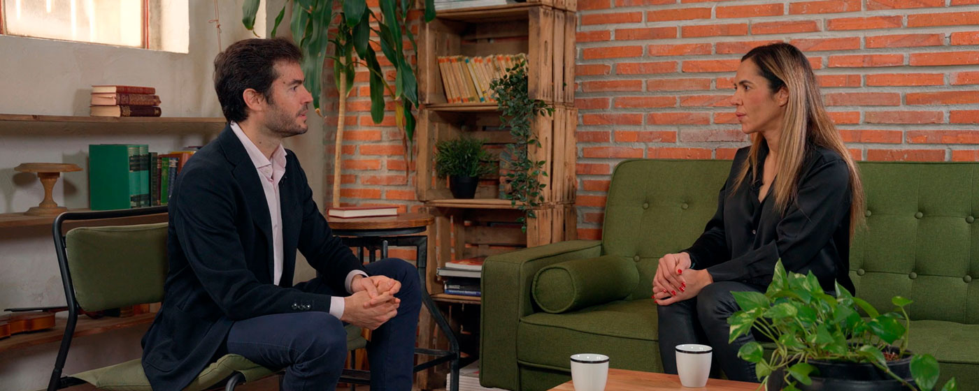 una entrevistadora con Alberto Gutiérrez