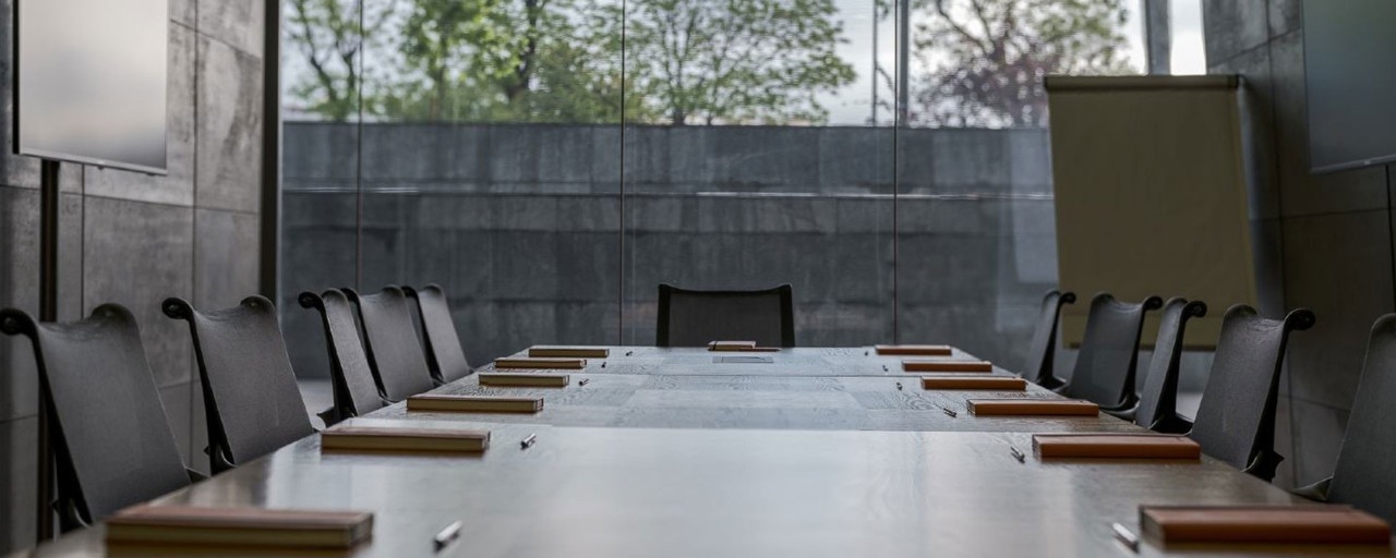 Una sala de reuniones con sillas vacías