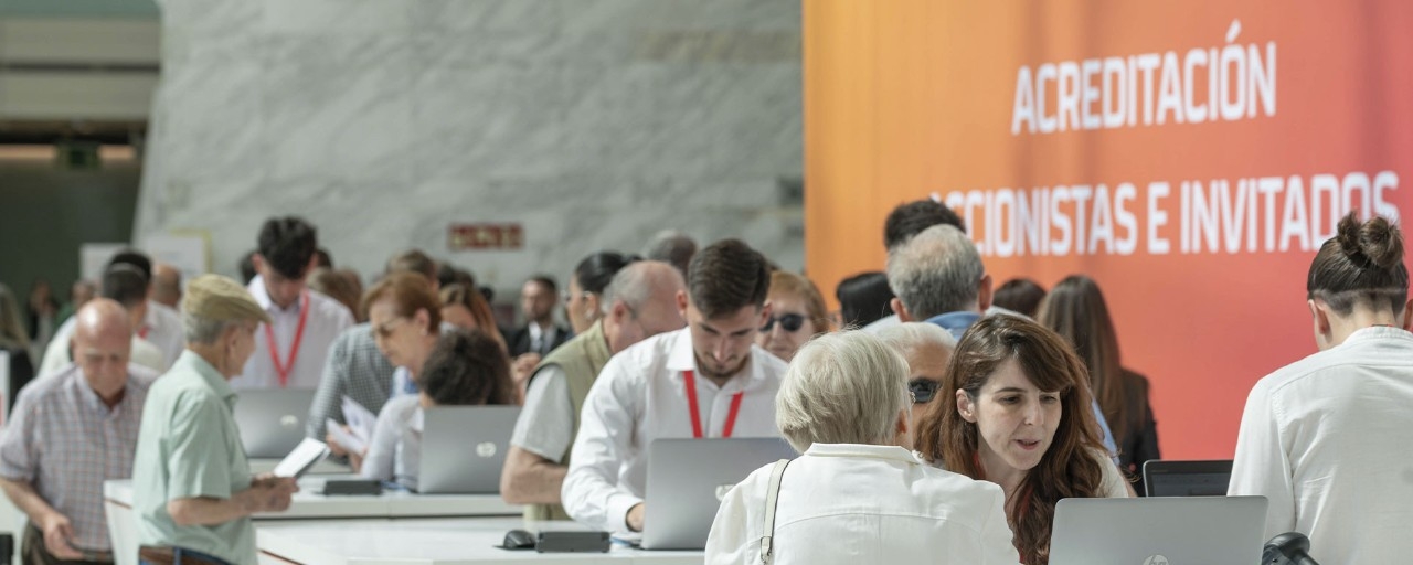 Personas en un centro de Repsol con ordenadores portátiles