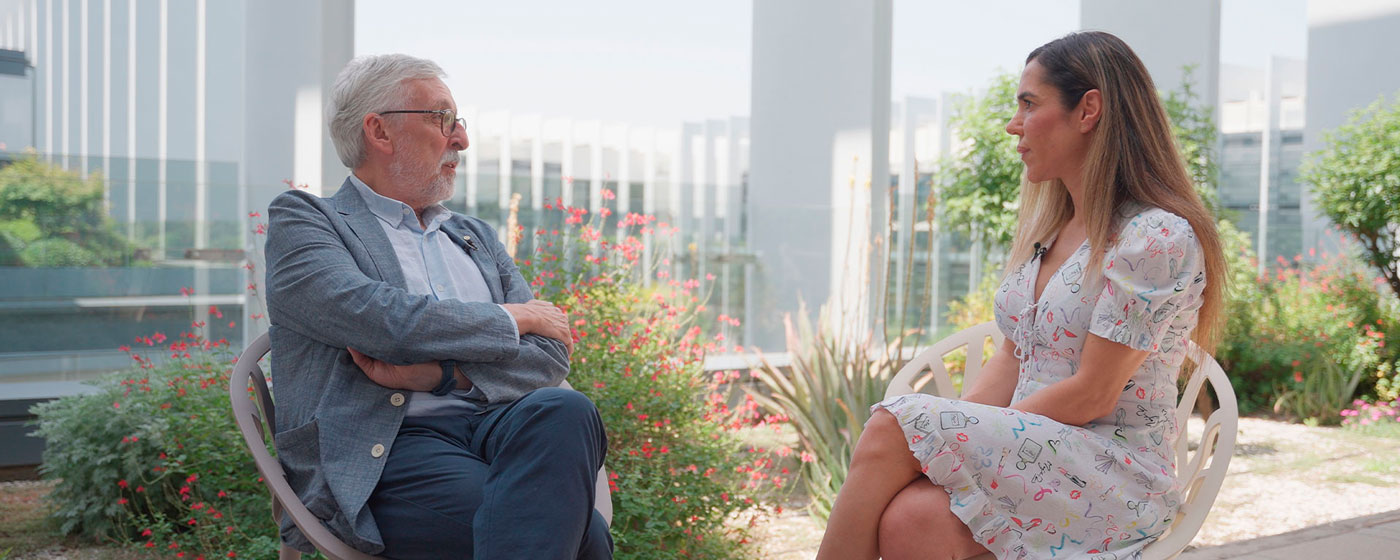 Una entrevistadora hablando con Ángel Luis Rodríguez