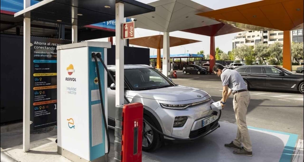 La misma lógica aparece en alianzas orientadas a facilitar el salto al vehículo electrificado. 