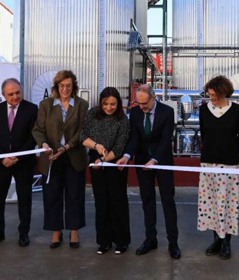 Acto con autoridades locales y regionales en la planta de Repsol en Palencia.