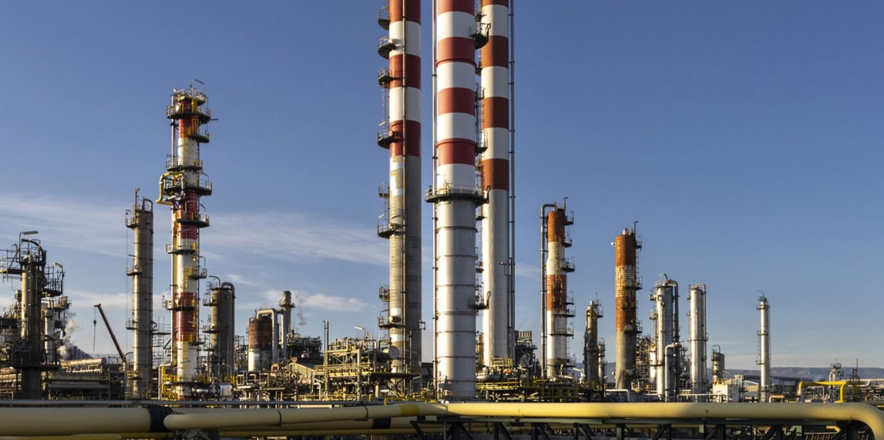Torres de destilación del complejo industrial de Repsol en Tarragona.