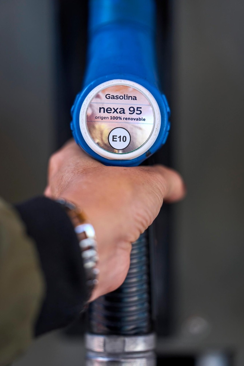 Un detalle de un surtidor de gasolina nexa 95