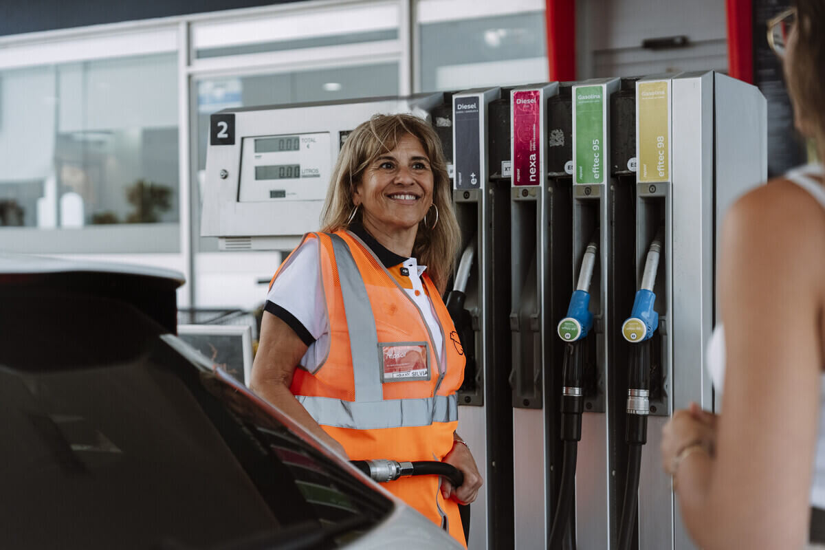 Silvia Miguel, responsable de una estación de servicio de Repsol en Cabrera de Mar (Barcelona), durante su jornada de trabajo.