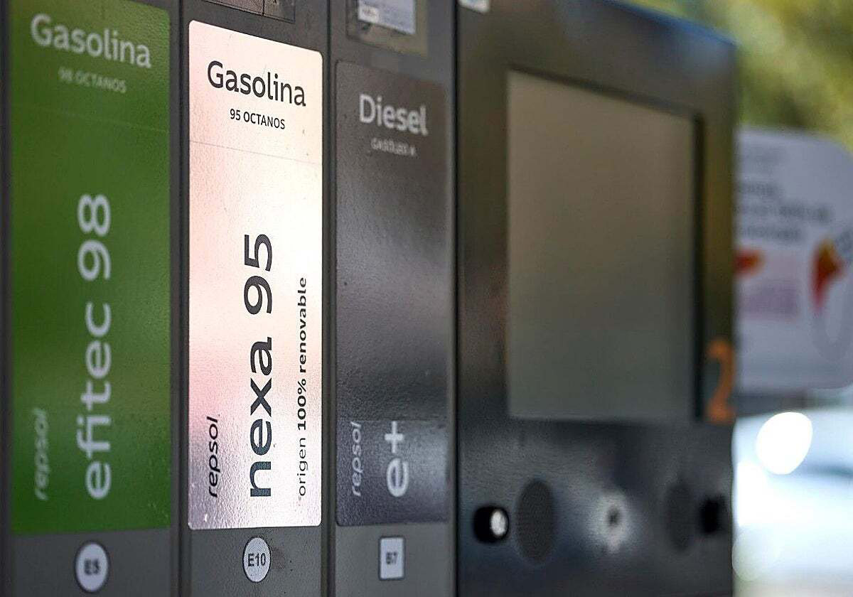 un plano detalle de tipos de surtidores de gasolina