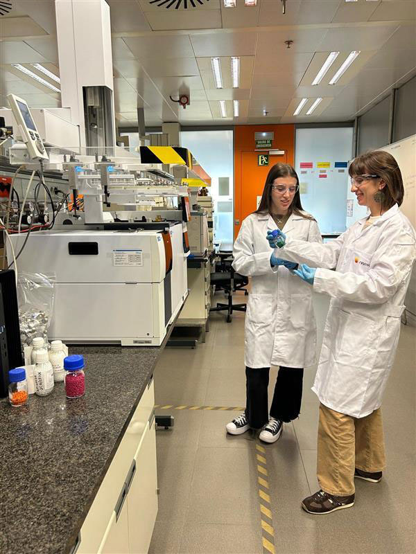 Dos mujeres jóvenes en un laboratorio de Repsol