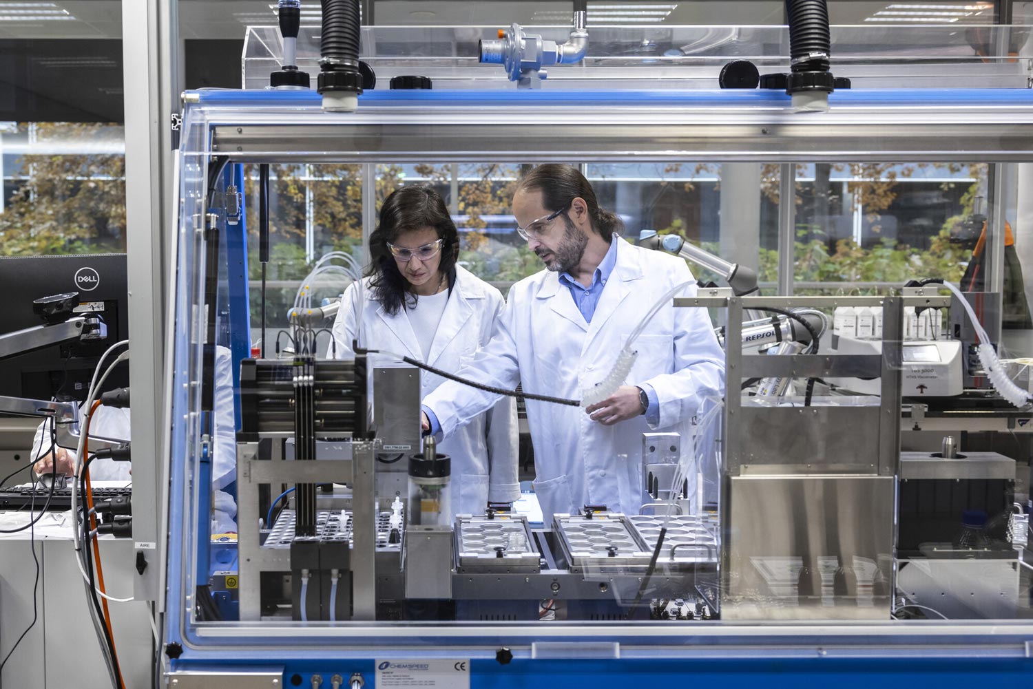 unos investigadores en un laboratorio de Repsol