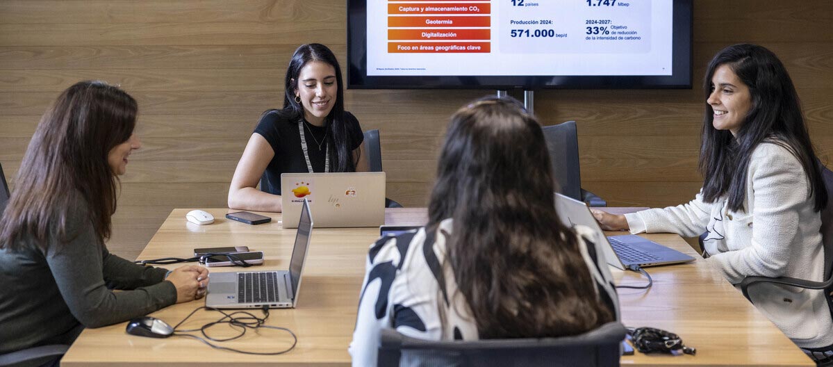 Mujeres jóvenes sentadas en una sala de reuniones de una oficina