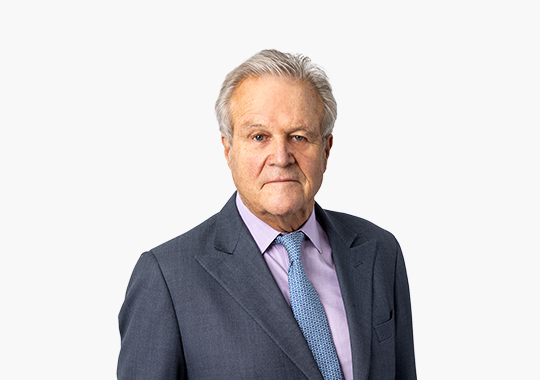 Primer plano de J.Robinson con auriculares en la Junta.