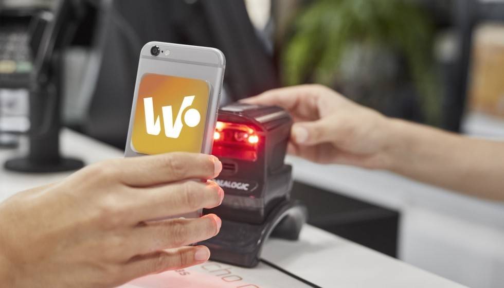 Una mano sujeta un móvil en cuya pantalla se muestra la app Waylet