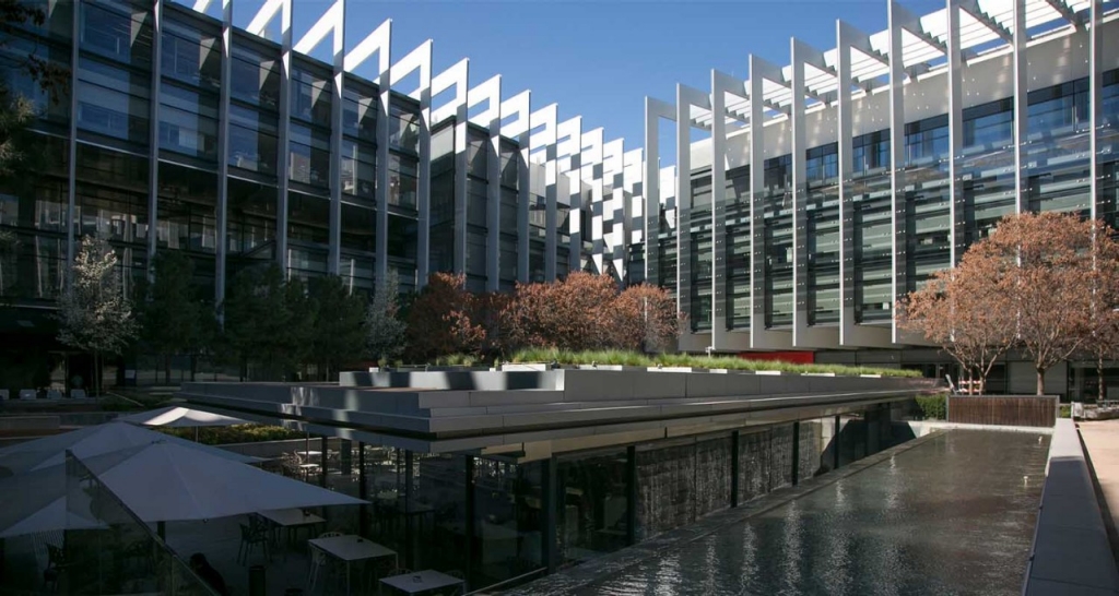 Image of the main entrance of the Repsol Campus offices