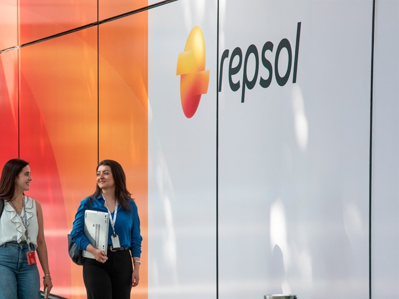 Entrada del Campus Repsol con el cambio de marca