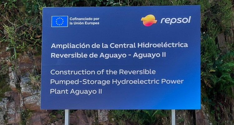Cartel de inicio de trabajos previos del proyecto Aguayo II con texto: Ampliación de la Central Hidroeléctrica Reversible de Aguayo - Aguayo II y los logos de Repsol y el de Cofinanciado por la Unión Europea