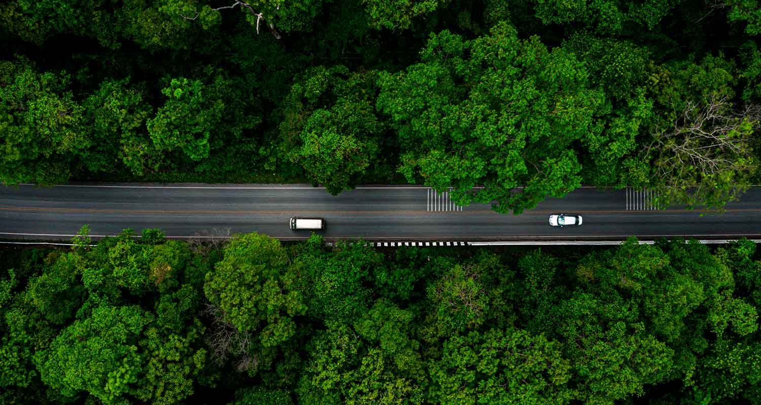 Dos coches por una carretera