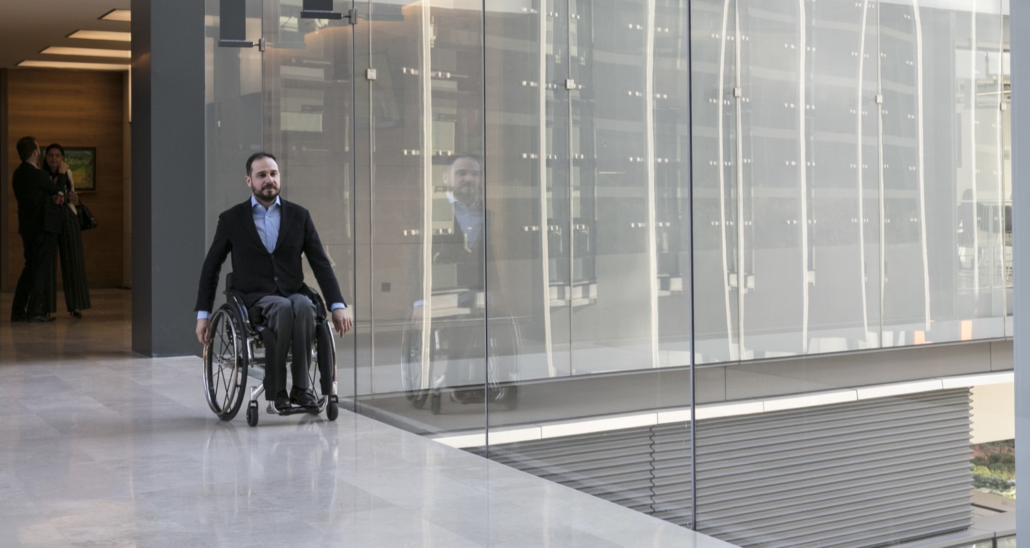 persona en silla de ruedas
