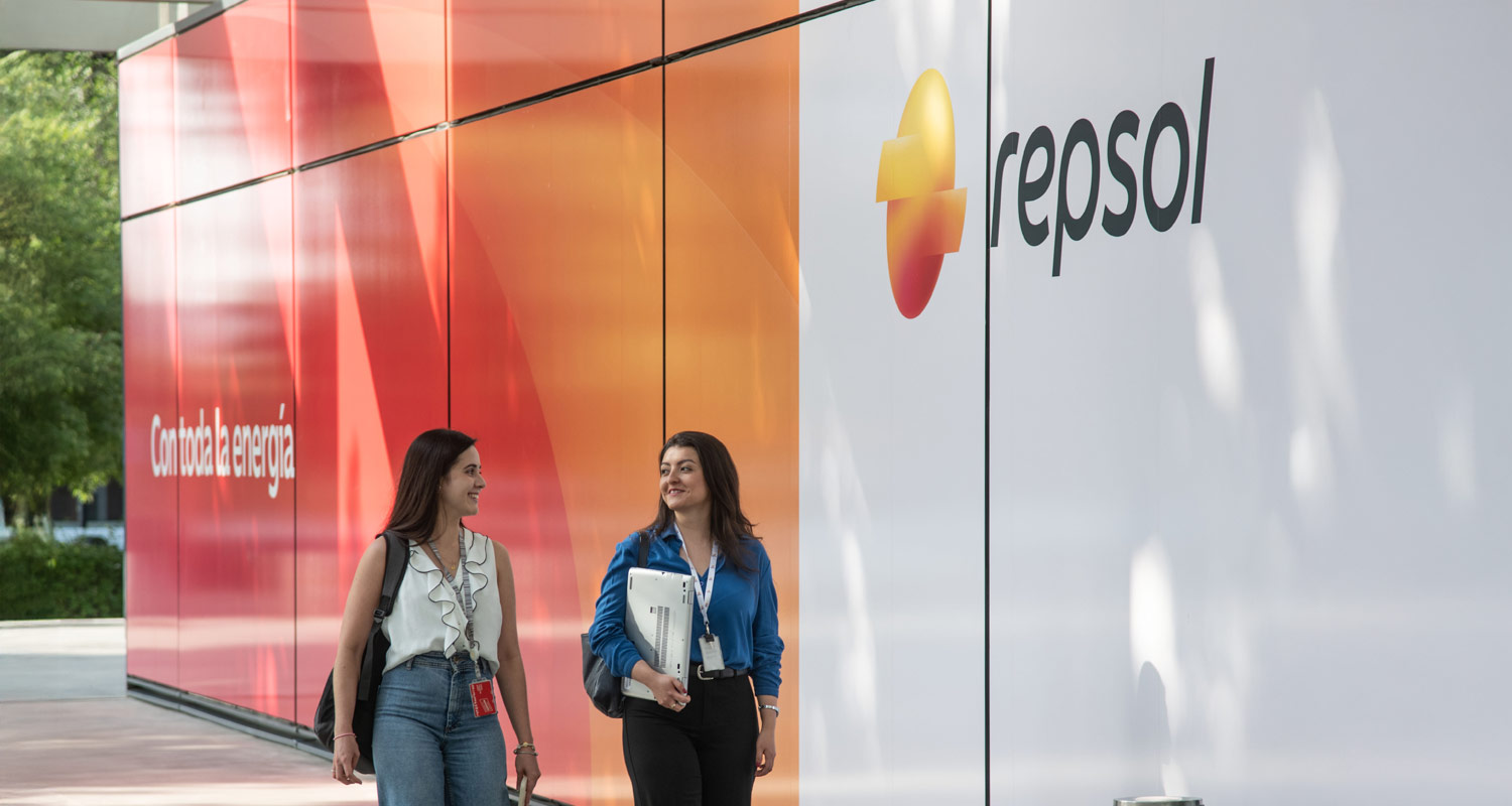 Entrada de Campus Repsol con la nueva marca