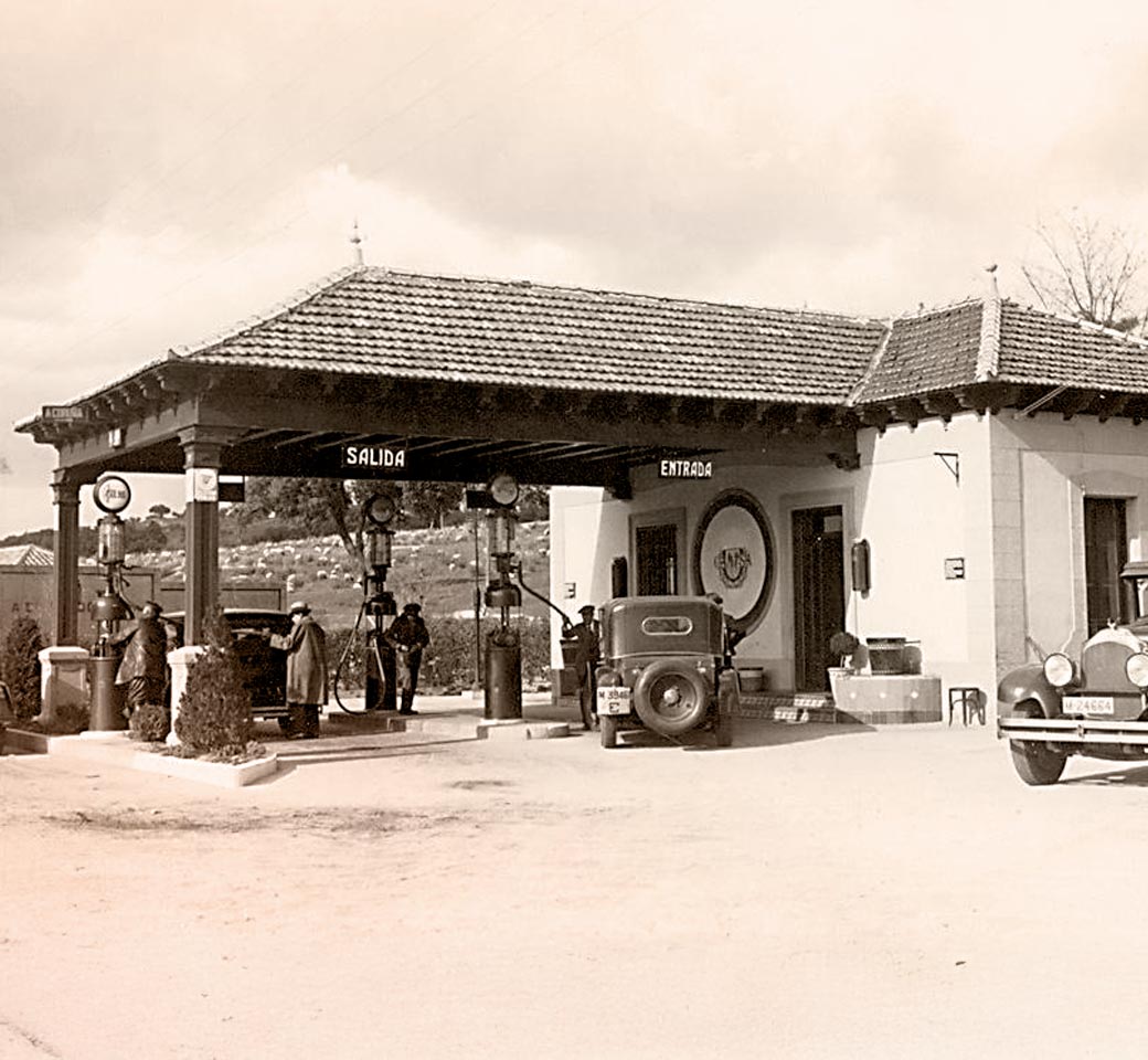 Old Repsol station in black and white