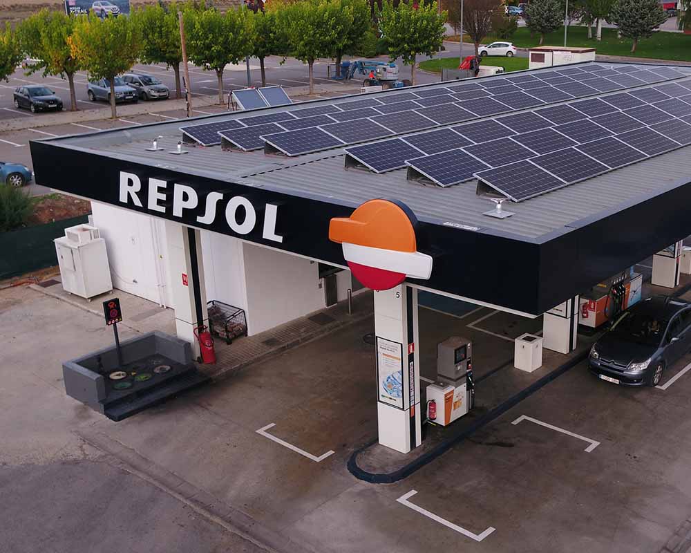 Estación de servicio Repsol con paneles solares en el techo